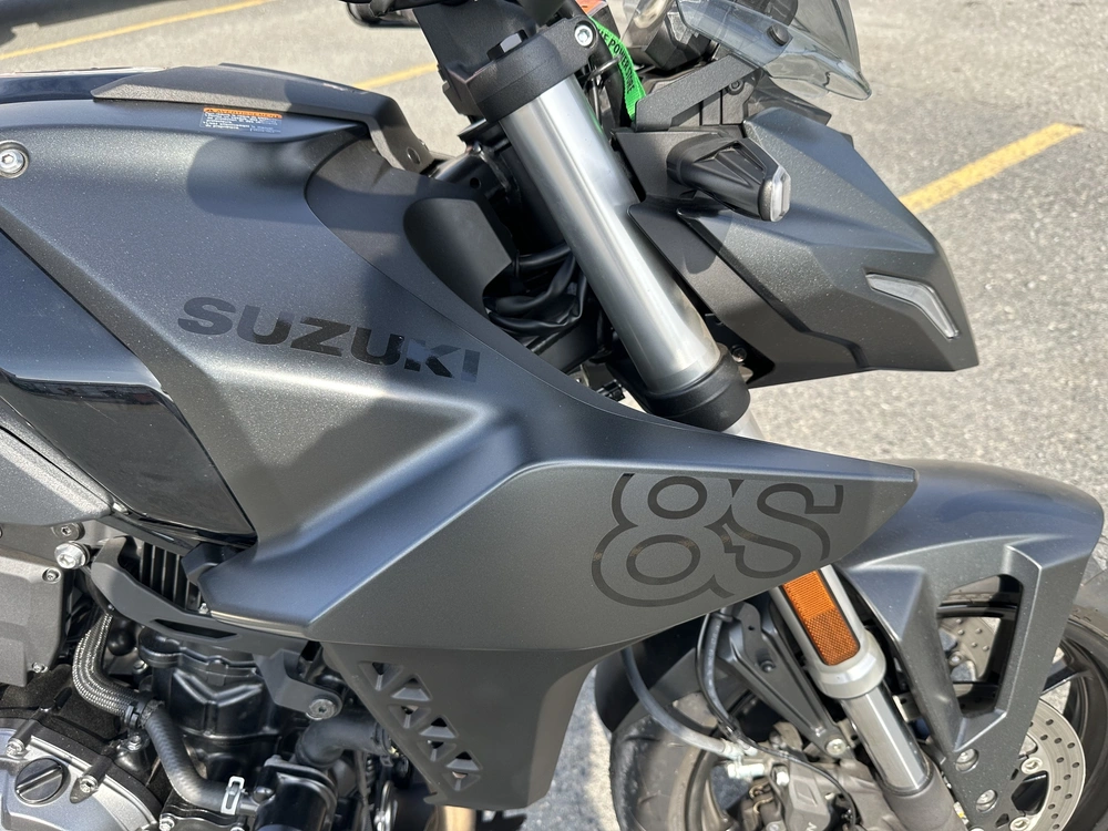 2023 Suzuki Gsx-8s alt