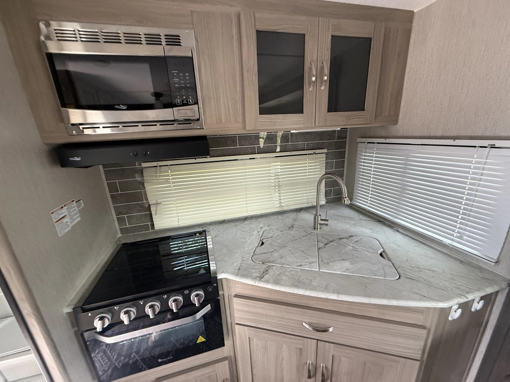 2021 Coachmen Freedom Express 246rkse alt