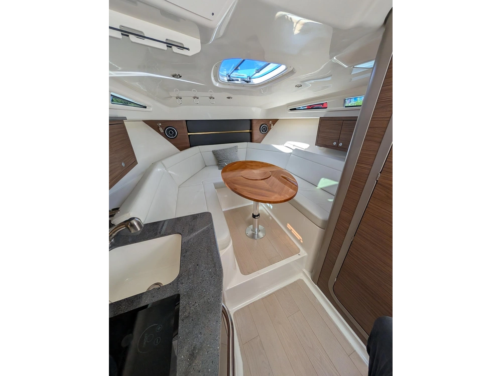 2022 Boston Whaler 325 Conquest alt