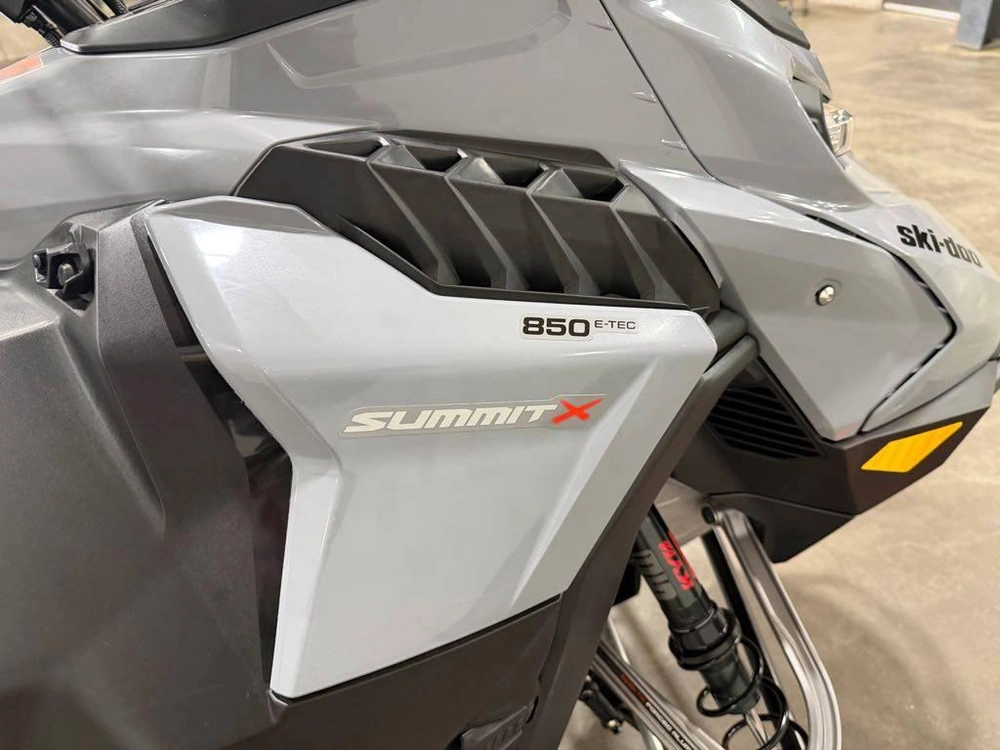 2026 Ski-doo Summit X 154 850 Shot alt