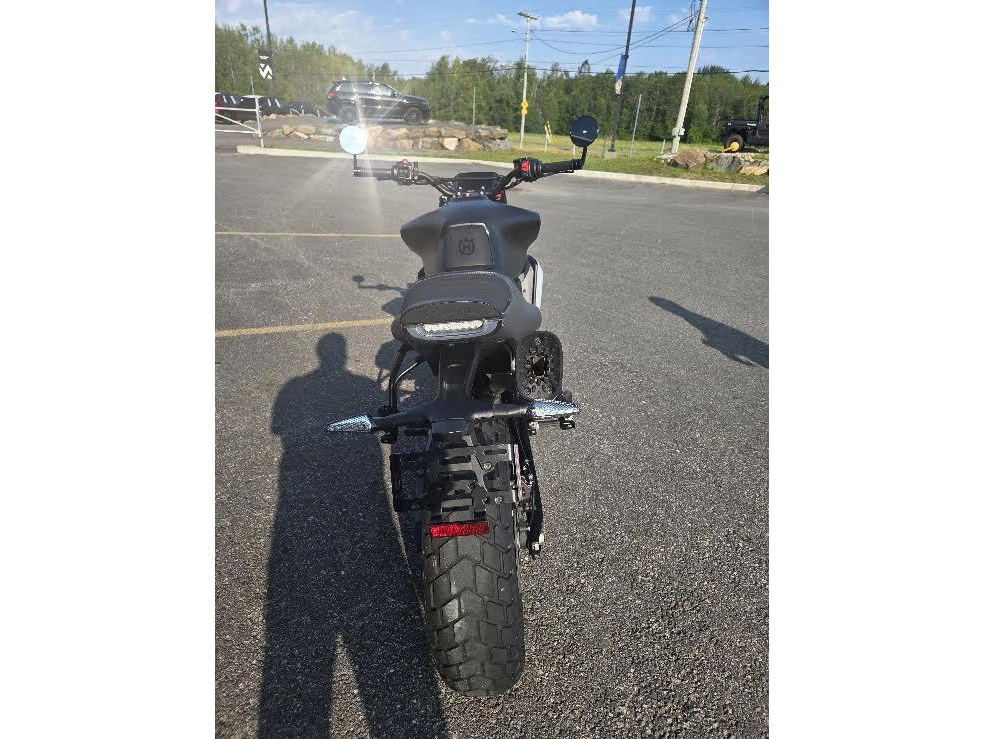 Husqvarna Svartpilen/vitpilen 801 2025 alt