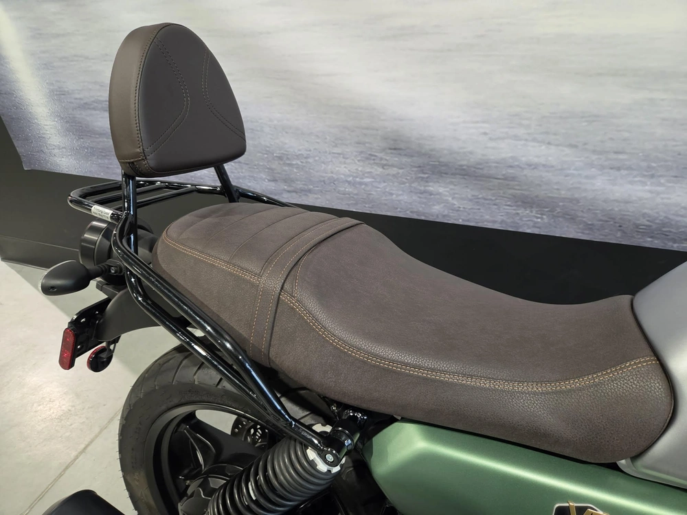 Moto Guzzi V7 Stone 2022 alt