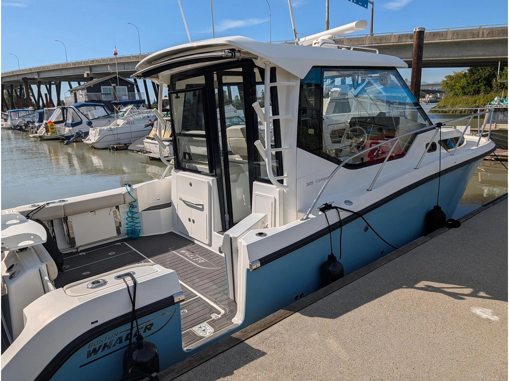 2022 Boston Whaler 325 Conquest alt
