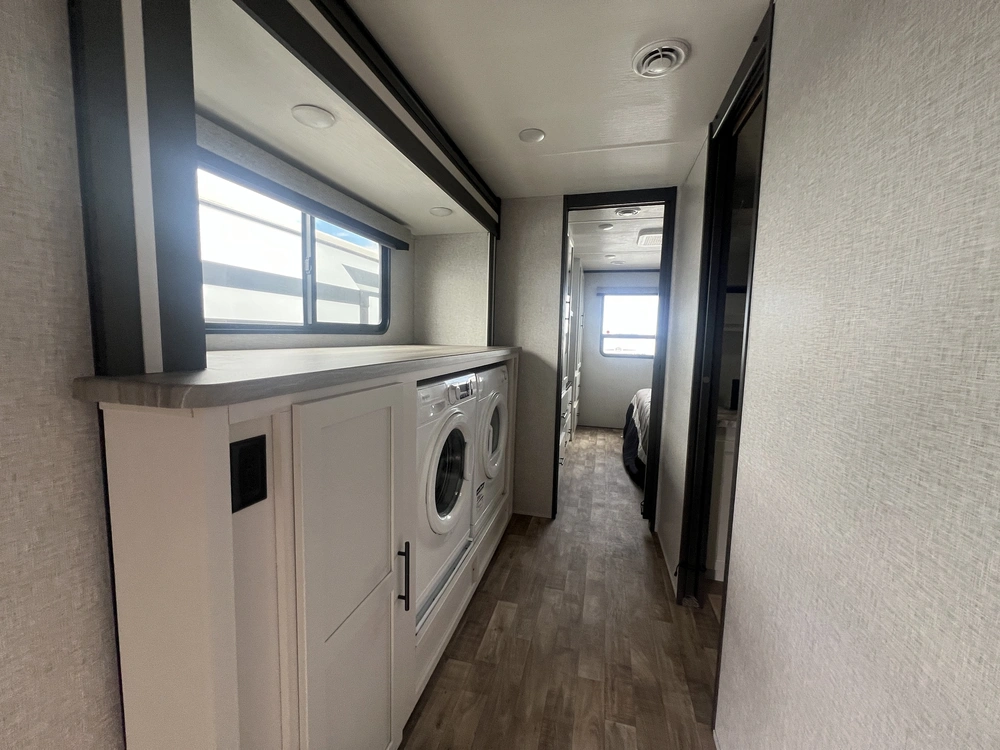 2025 Crossroads Rv Hampton 395bam alt