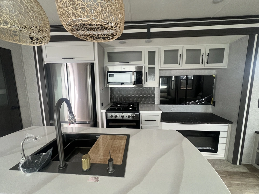 2026 Crossroads Rv Hampton 372fdb alt