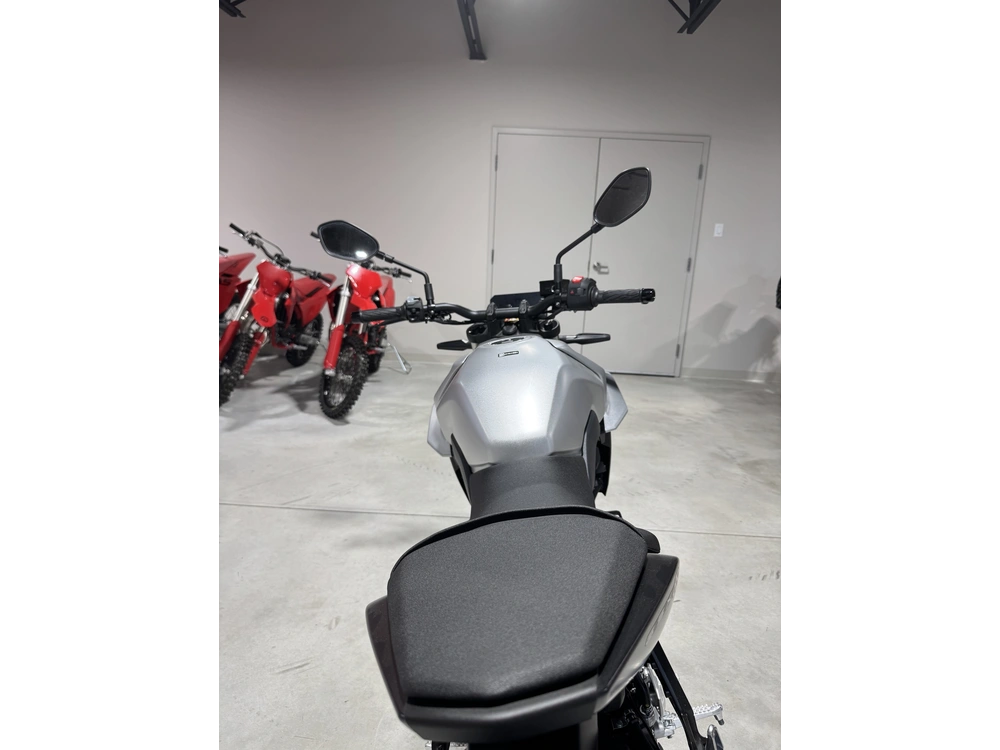 2025 Suzuki Gsx-8sm5 alt