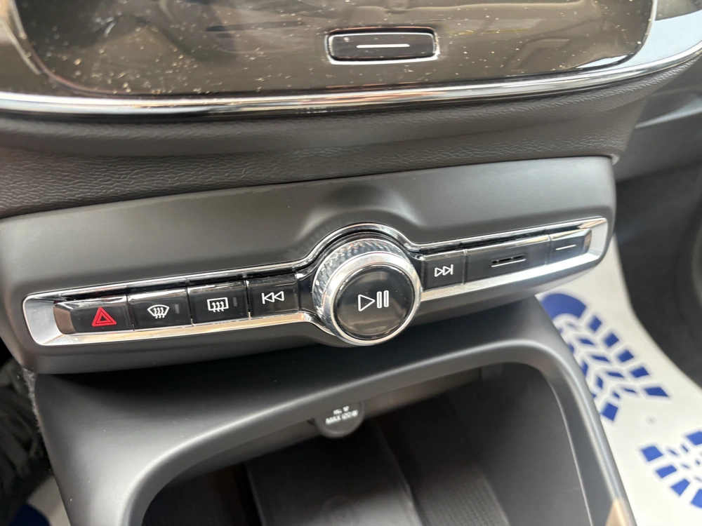 2025 Volvo Xc40 alt