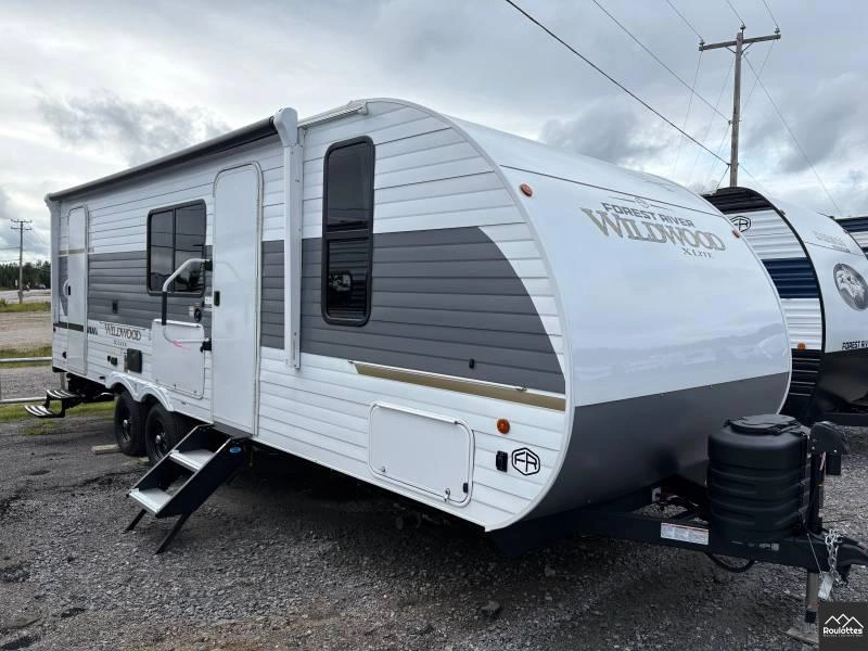 2026 Wildwood X Lite 240 Bhxl alt