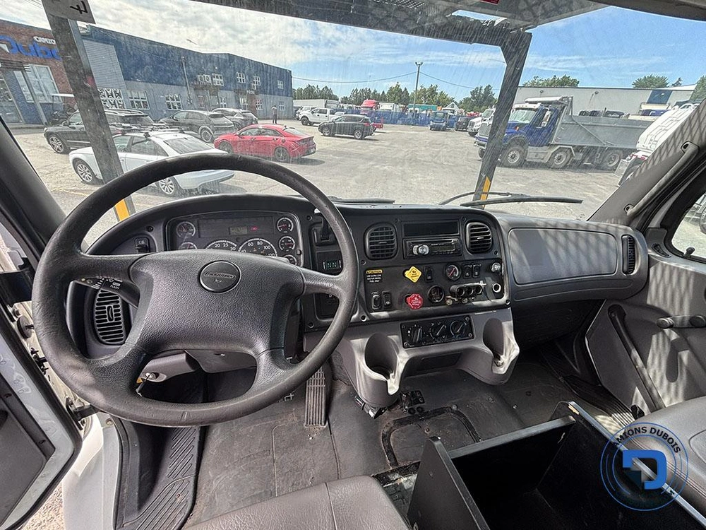 2010 Freightliner M2-106 alt