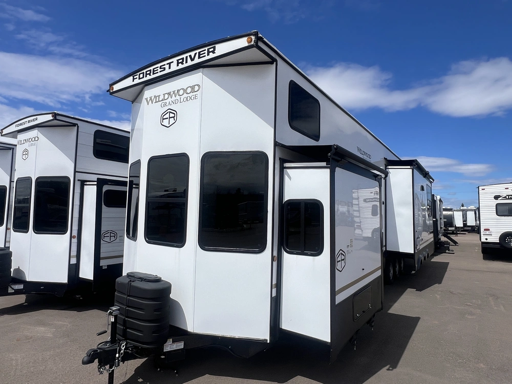 2025 Forest River Wildwood 42 Veranda alt