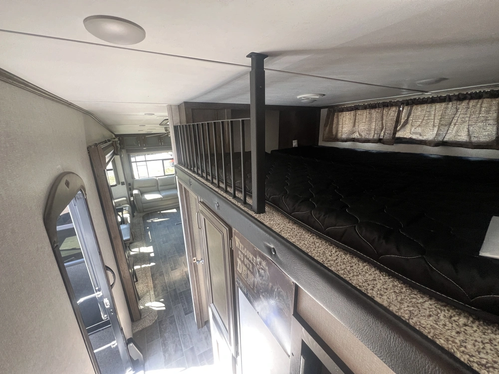 2019 Keystone Rv Montana 385br alt