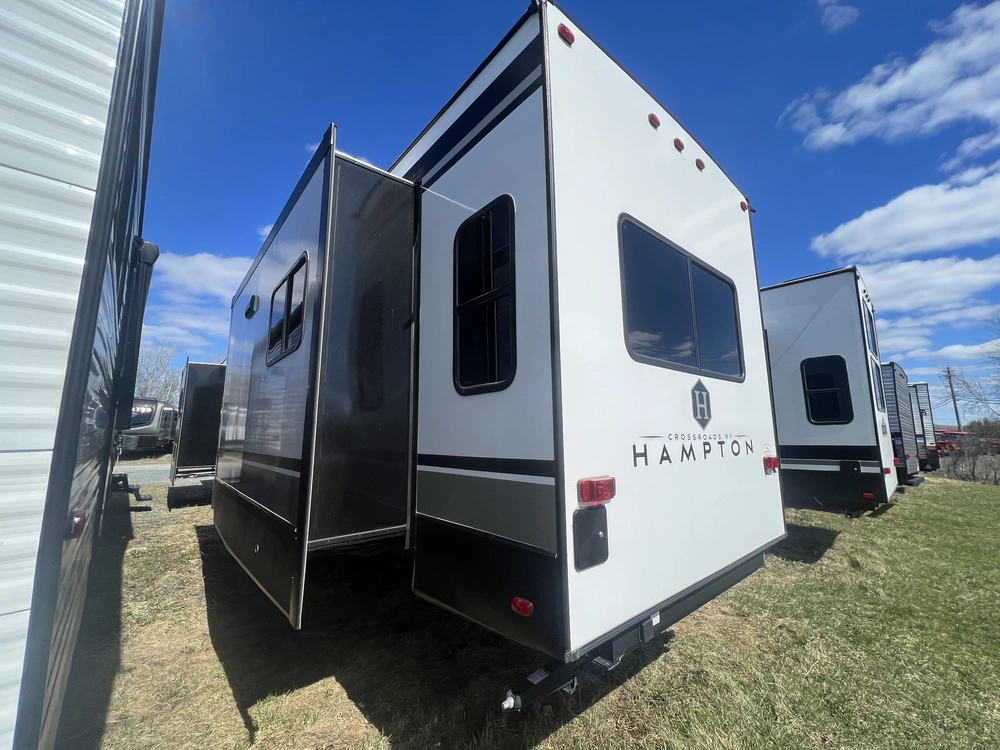 2023 Keystone Rv Hampton 374 Bar alt