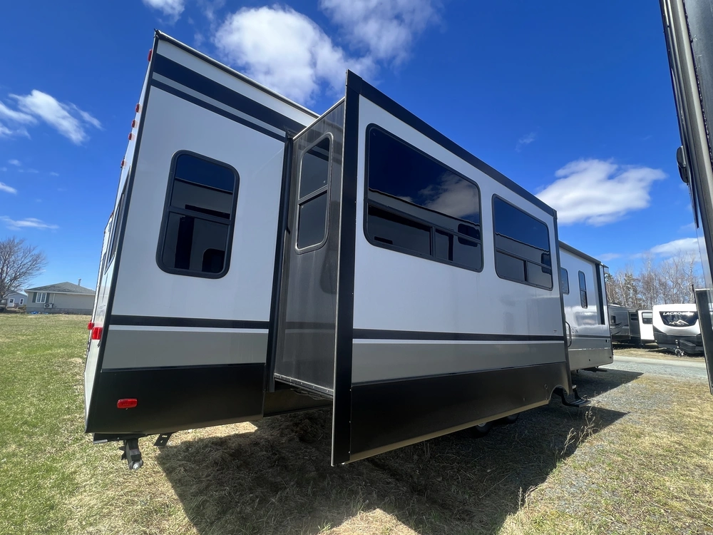 2023 Keystone Rv Hampton 374 Bar alt