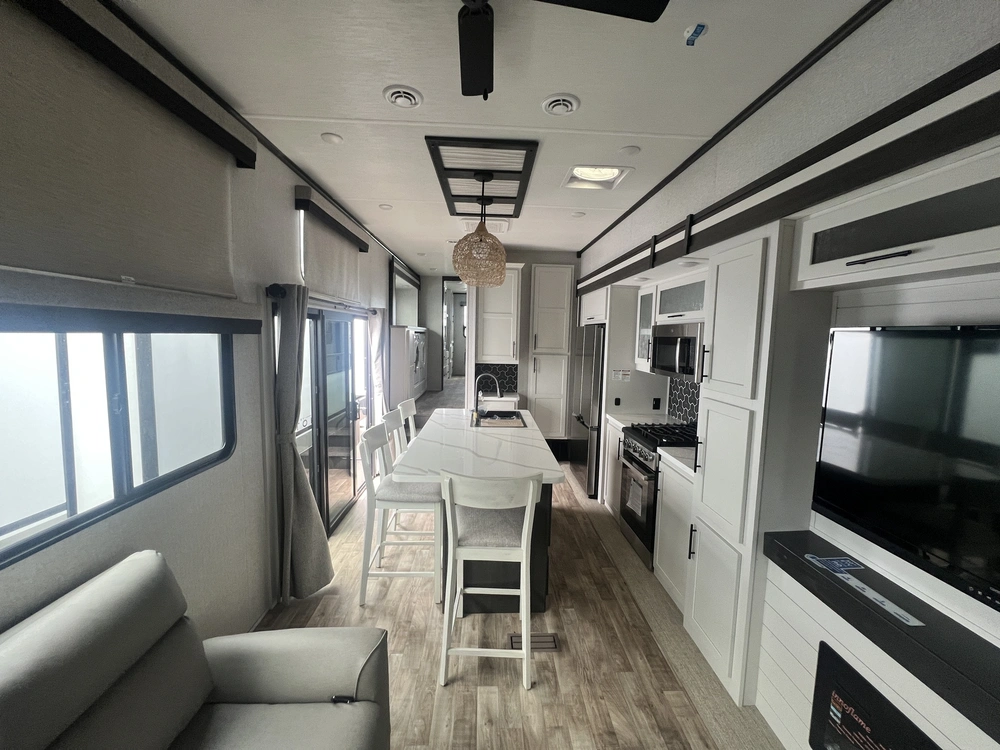 2025 Crossroads Rv Hampton 395bam alt