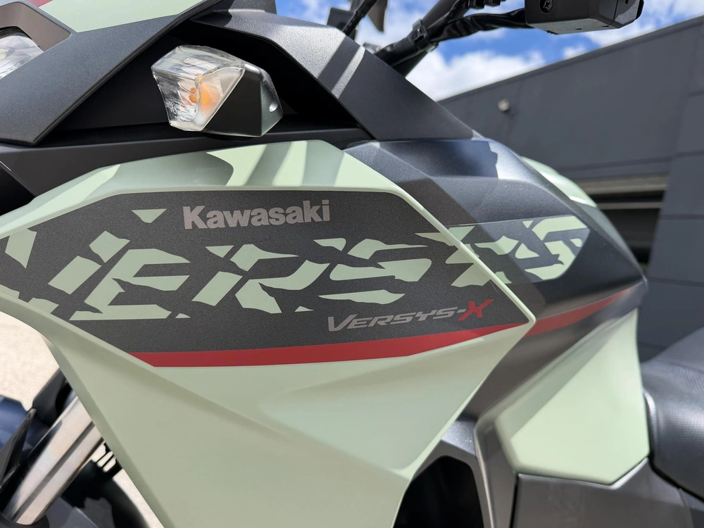 2025 Kawasaki Versey 300 alt
