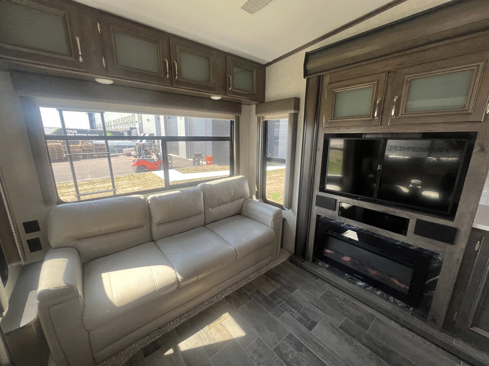 2019 Keystone Rv Montana 385br alt