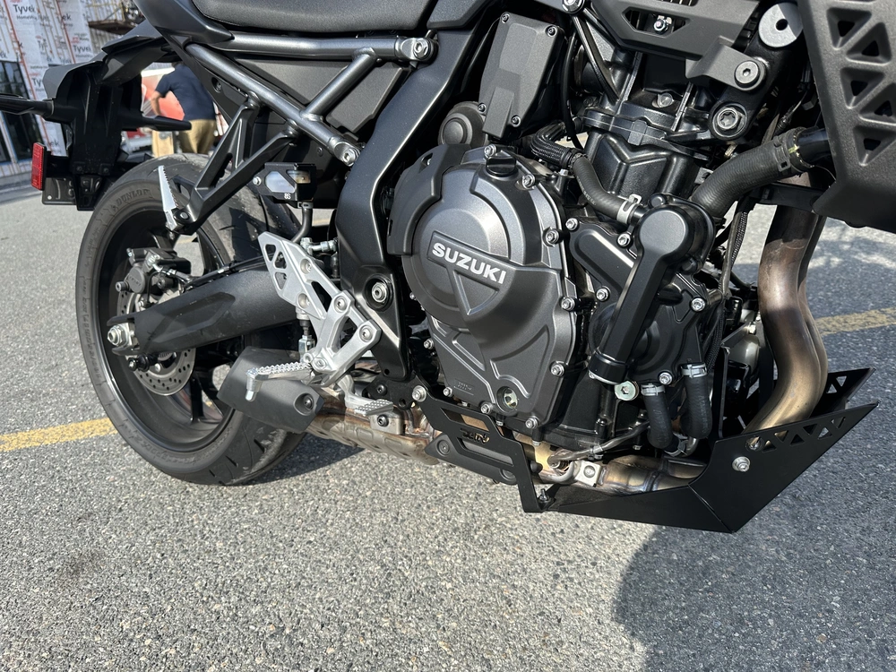 2023 Suzuki Gsx-8s alt
