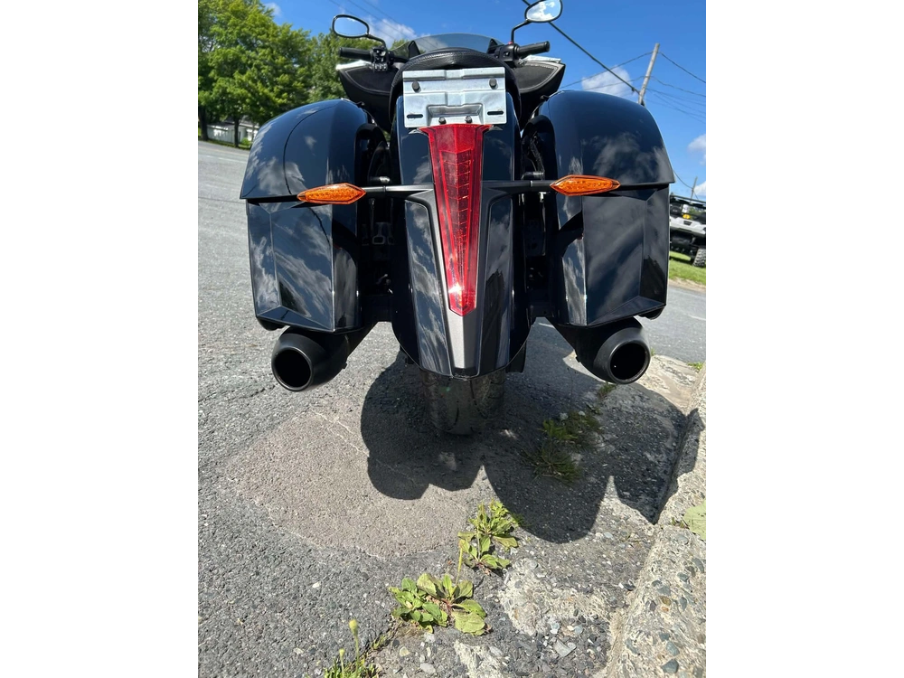Victory Motorcycles Cross Country 2014 alt