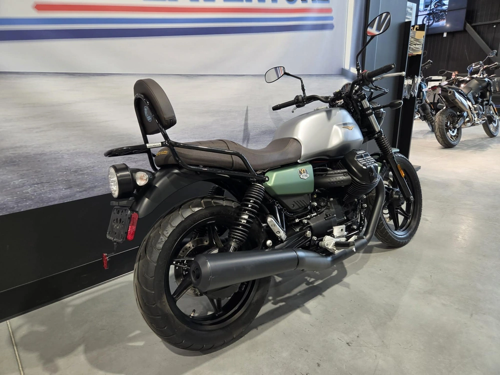 Moto Guzzi V7 Stone 2022 alt