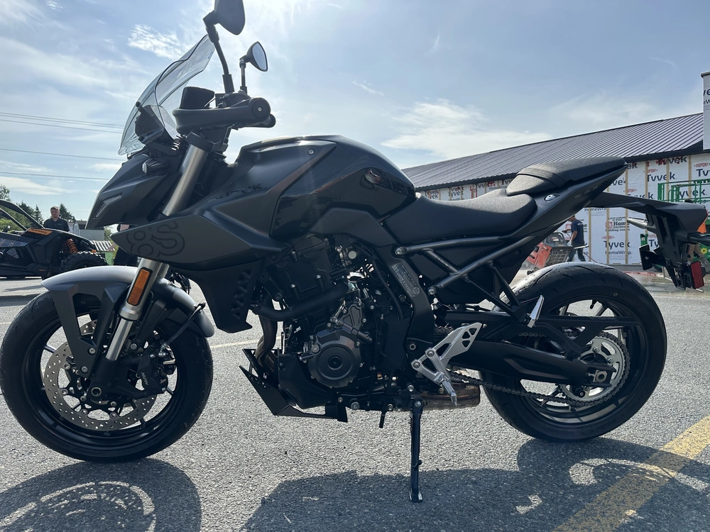 2023 Suzuki Gsx-8s alt