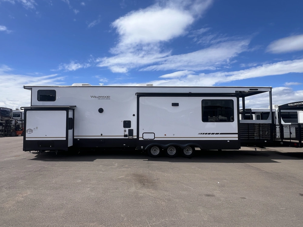 2025 Forest River Wildwood 42 Veranda alt