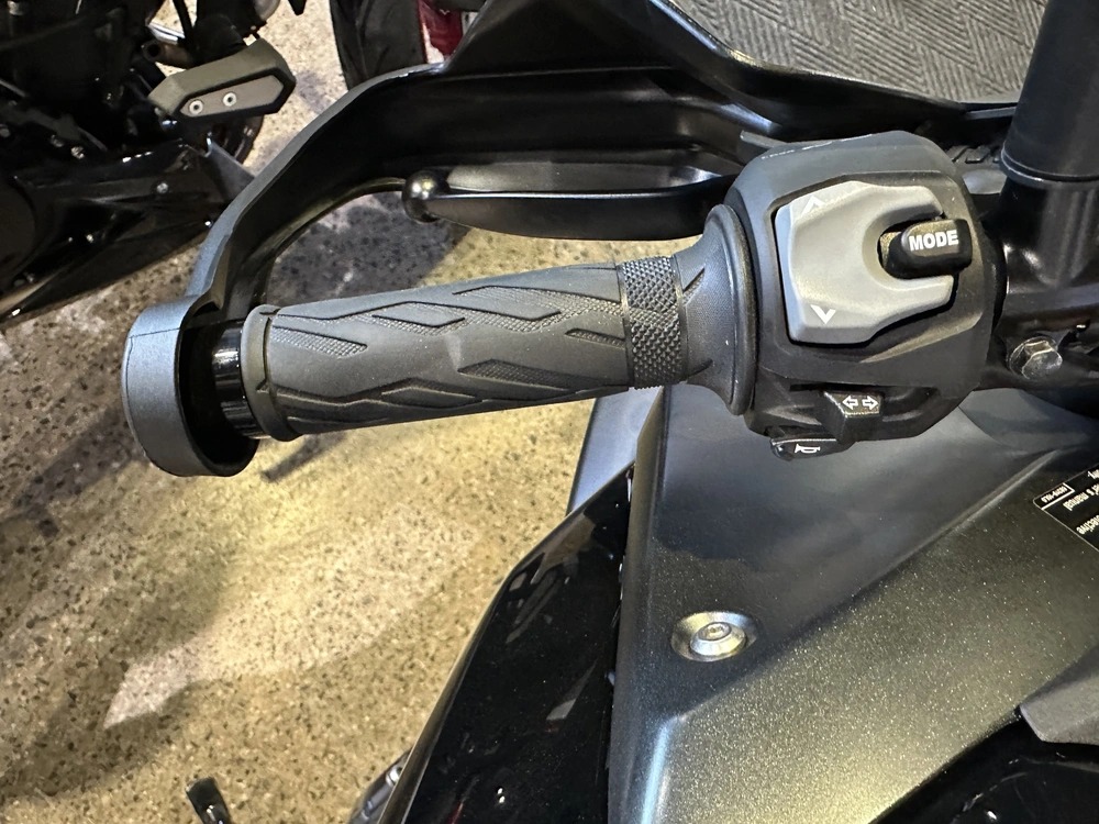 2023 Suzuki Gsx-8s alt