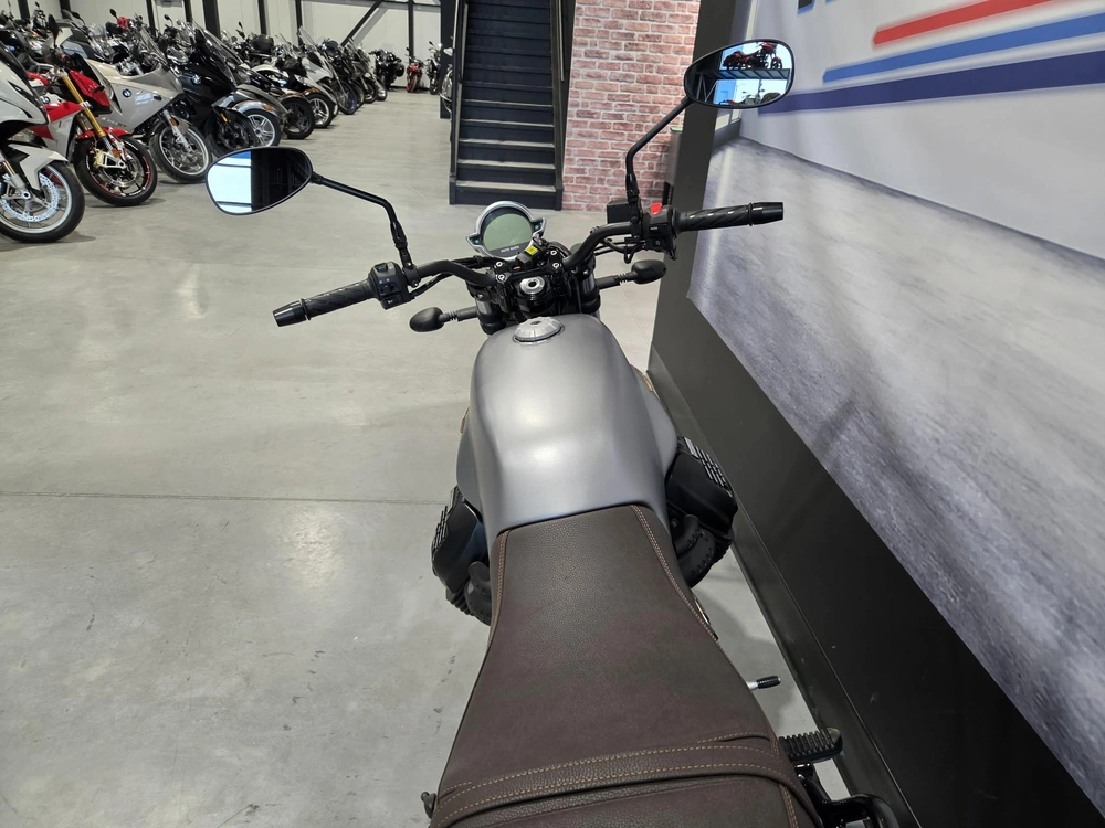 Moto Guzzi V7 Stone 2022 alt