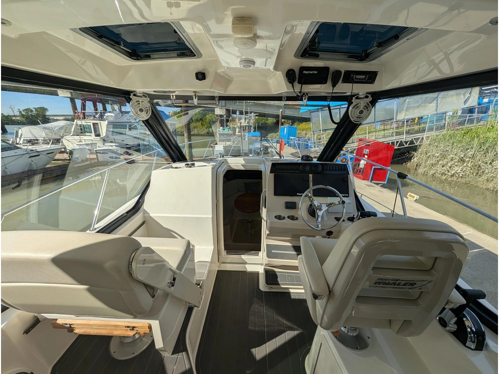2022 Boston Whaler 325 Conquest alt