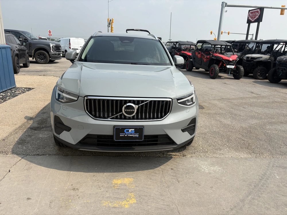 2025 Volvo Xc40 alt