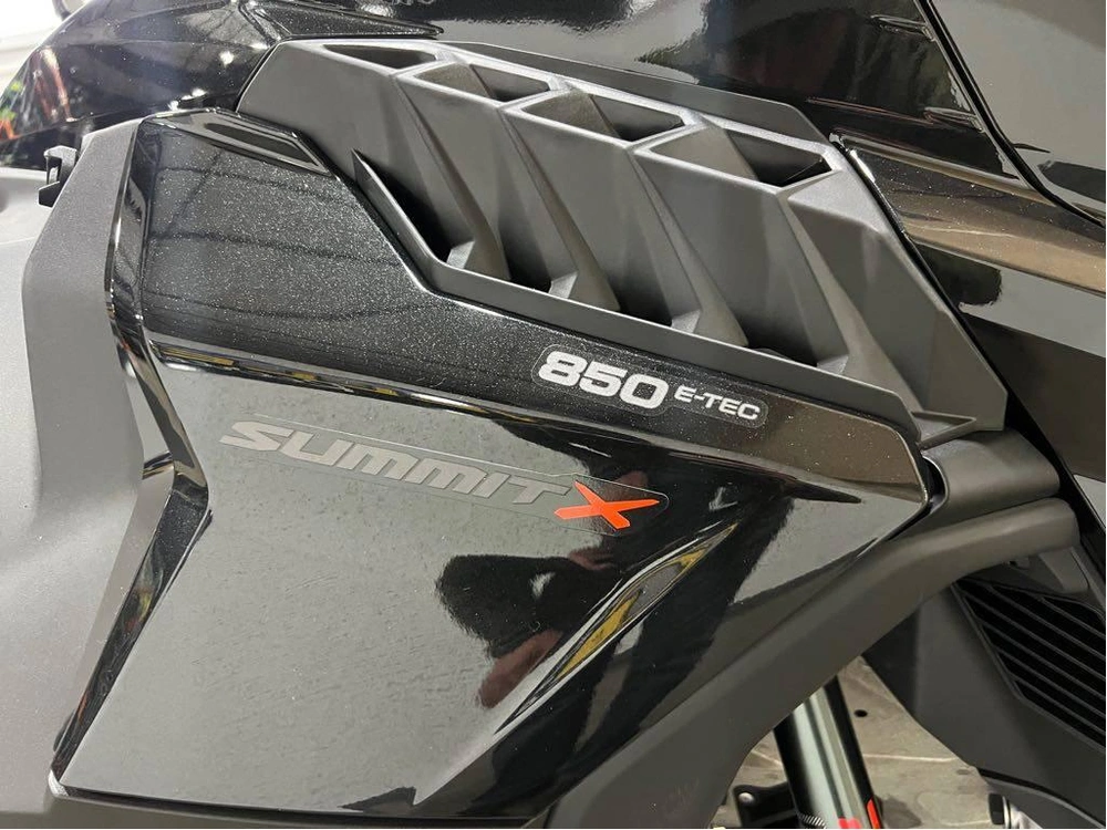 2026 Ski-doo Summit X 154 850 alt
