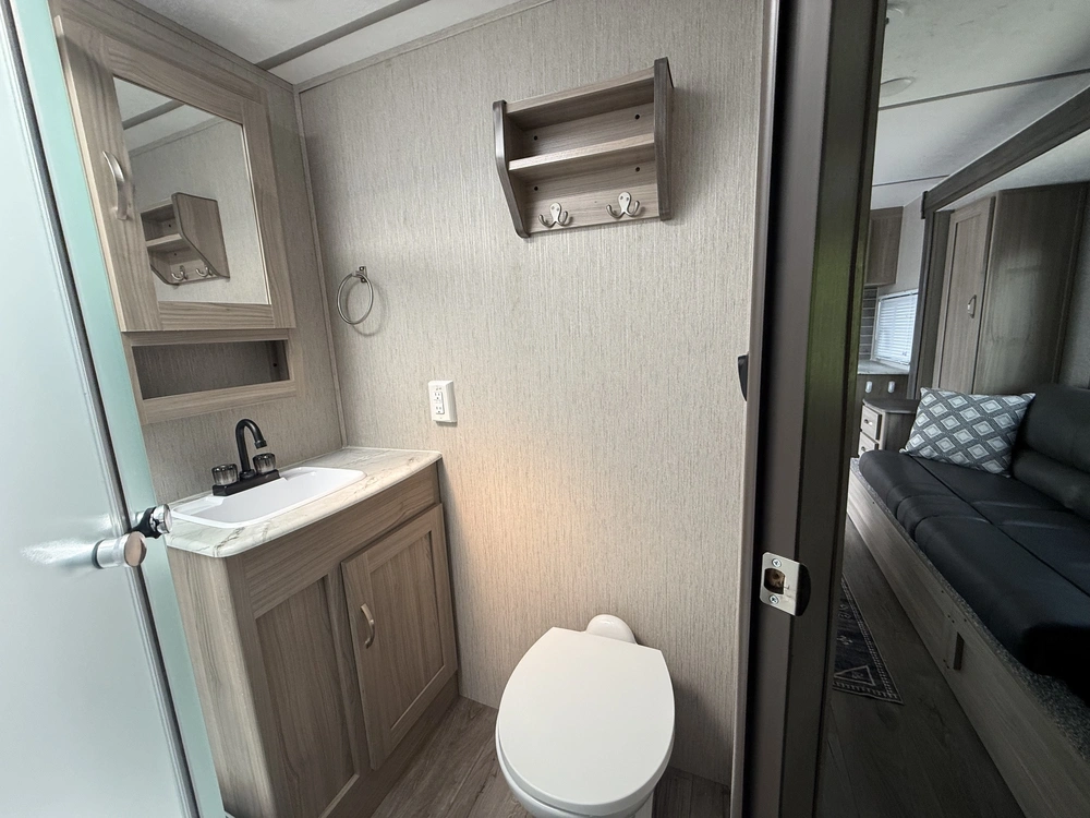 2021 Coachmen Freedom Express 246rkse alt