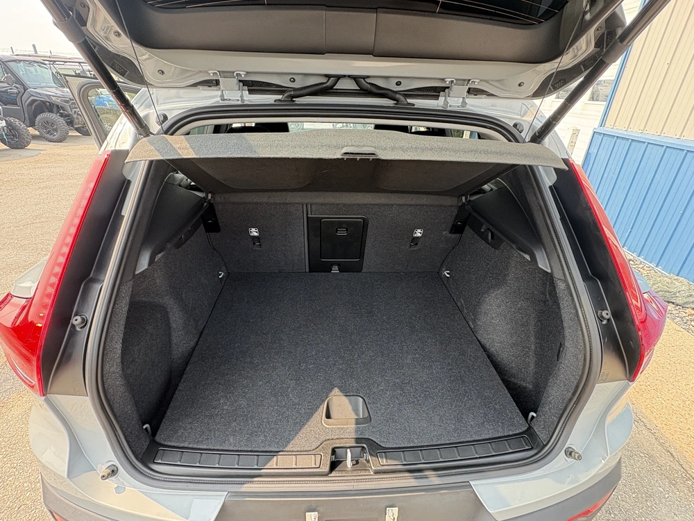 2025 Volvo Xc40 alt