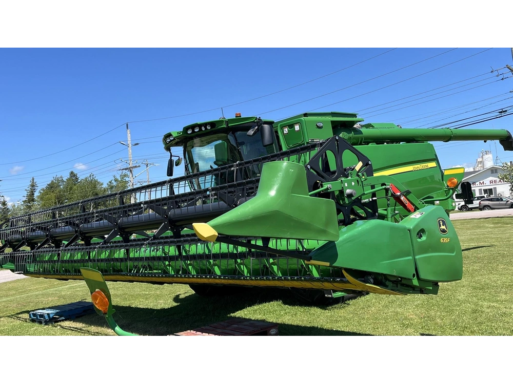 2023 John Deere 635f alt