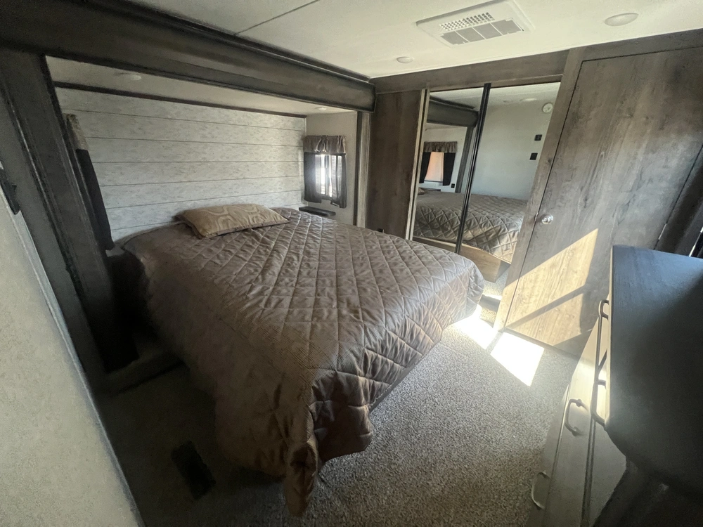2019 Keystone Rv Montana 385br alt