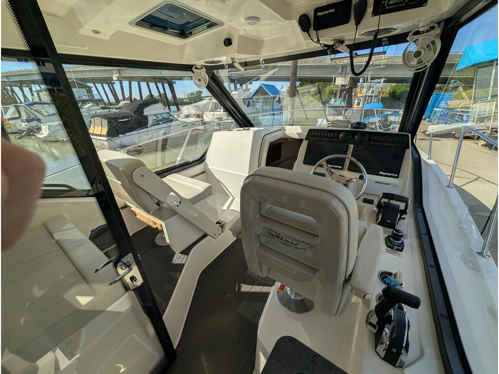 2022 Boston Whaler 325 Conquest alt