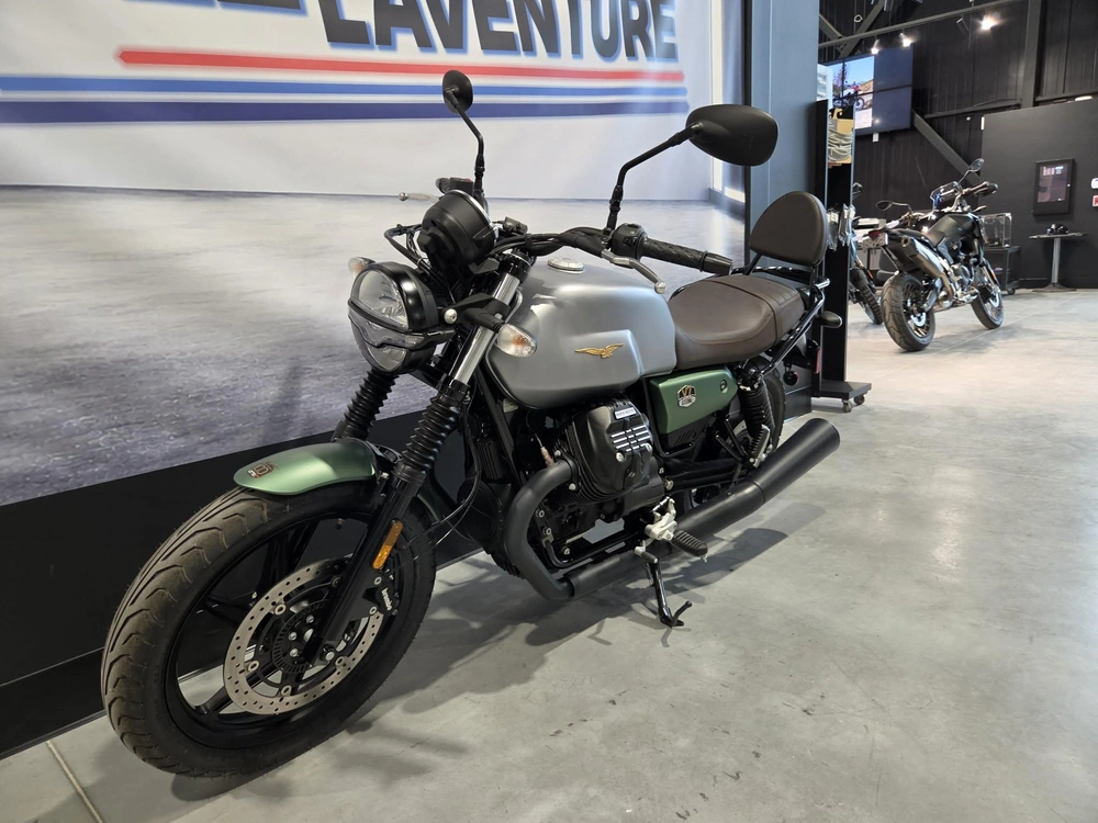 Moto Guzzi V7 Stone 2022 alt