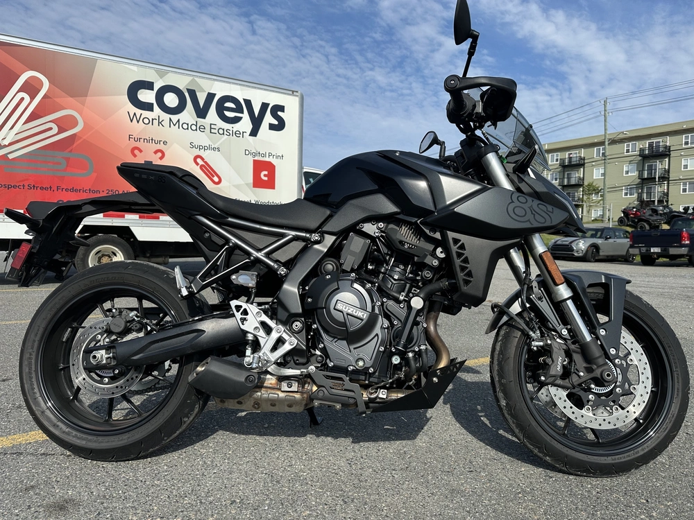2023 Suzuki Gsx-8s alt