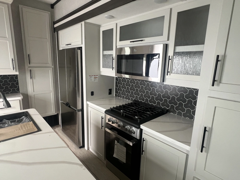 2025 Crossroads Rv Hampton 395bam alt