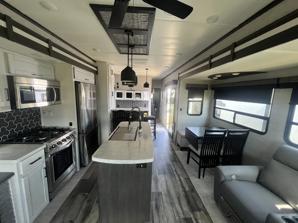 2023 Keystone Rv Hampton 374 Bar alt