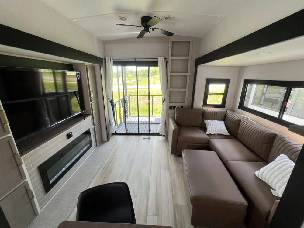 2025 Forest River Salem Hemisphere 38veranda alt