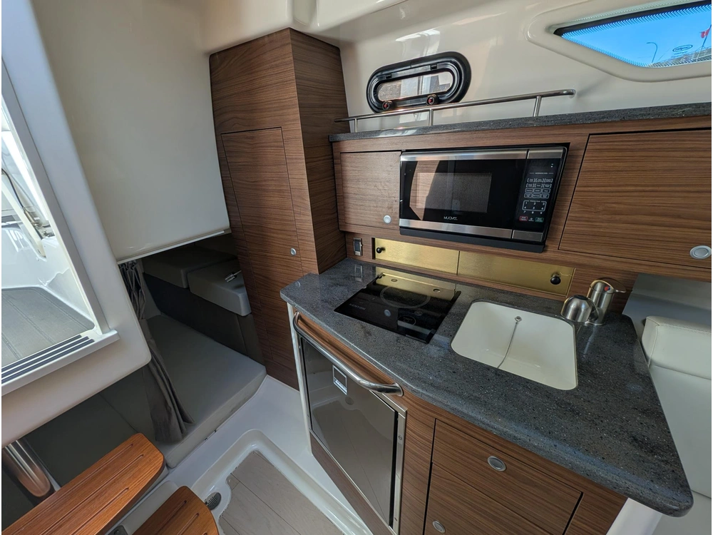 2022 Boston Whaler 325 Conquest alt