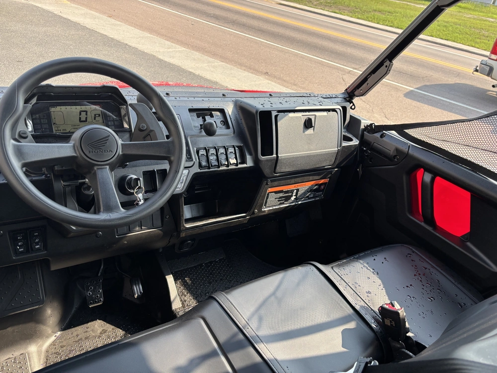Honda Pioneer 1000 Deluxe 2026 alt