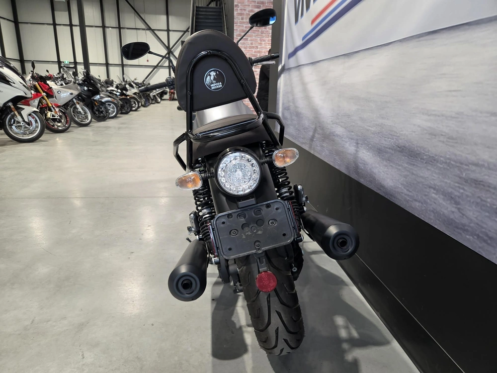 Moto Guzzi V7 Stone 2022 alt