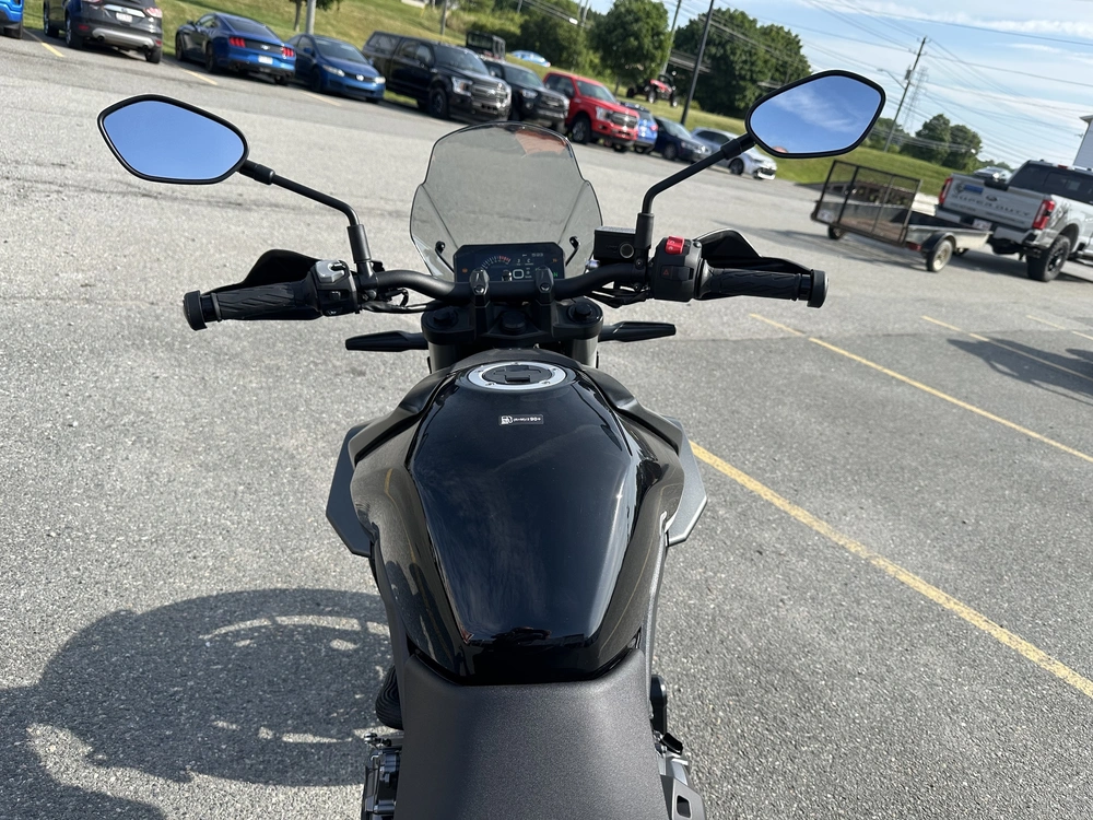 2023 Suzuki Gsx-8s alt