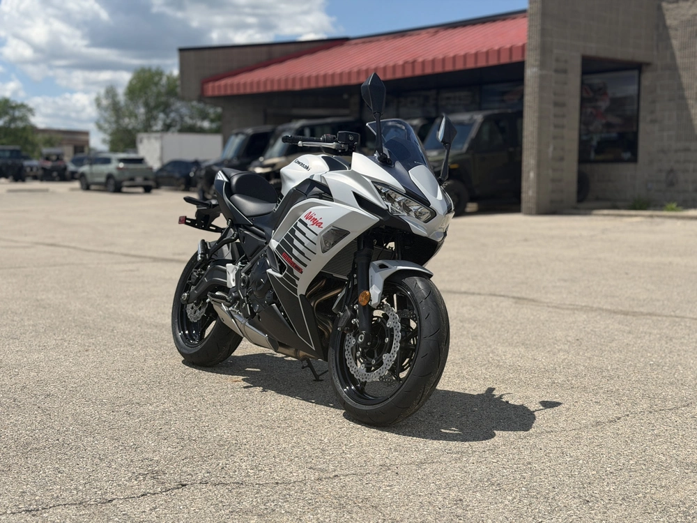 2026 Kawasaki Ninja 650 alt