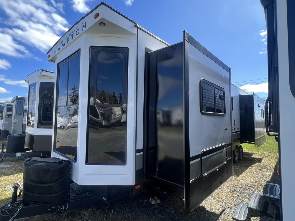 2023 Keystone Rv Hampton 374 Bar alt