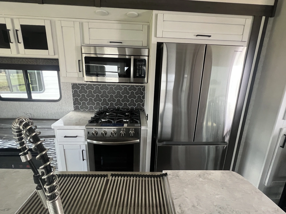 2023 Keystone Rv Hampton 374 Bar alt
