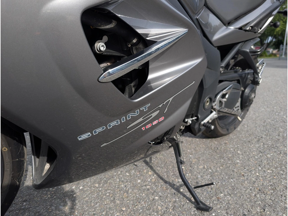 Triumph Sprint St 1050 ⚡ Moto 3 Cylindres Performance Routière 2009 alt