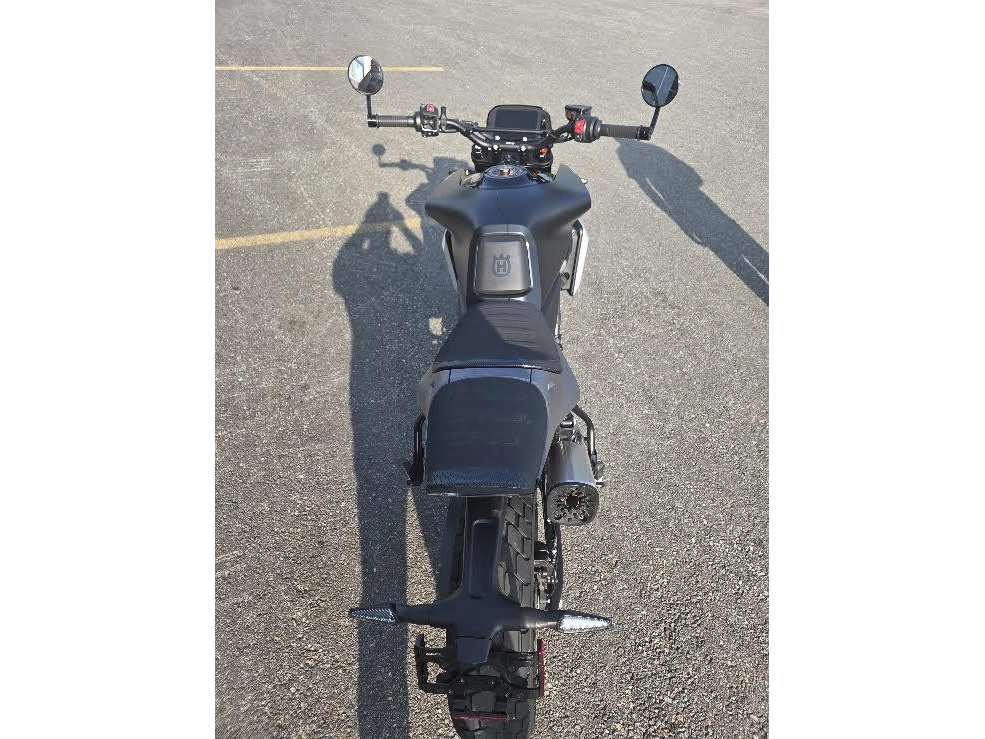 Husqvarna Svartpilen/vitpilen 801 2025 alt