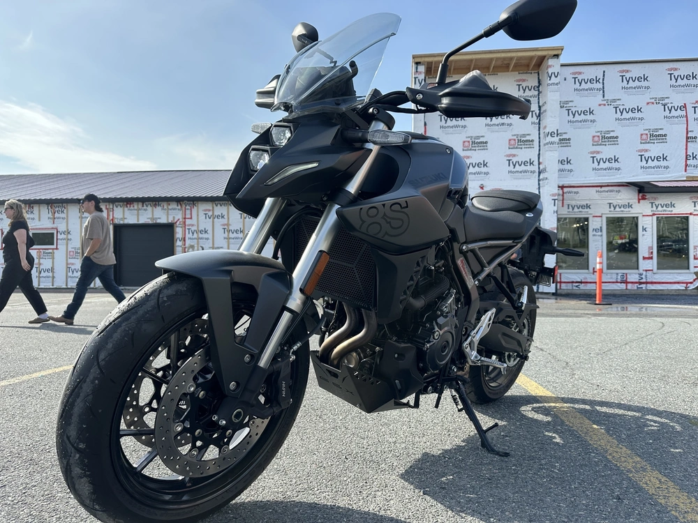 2023 Suzuki Gsx-8s alt